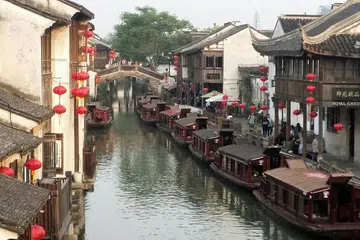 SIMPAN RAHSIA SEJARAH: Shantang Street di Suzhou, yang terletak bersebelahan sebatang terusan, menempatkan banyak kedai yang menjual karya seni dan restoran makanan setempat. Namun, di sebalik lorong dan terusan kota lama Suzhou ini, tersimpan satu rahsia: serpihan sejarah Islam yang panjang di China. - Foto fail