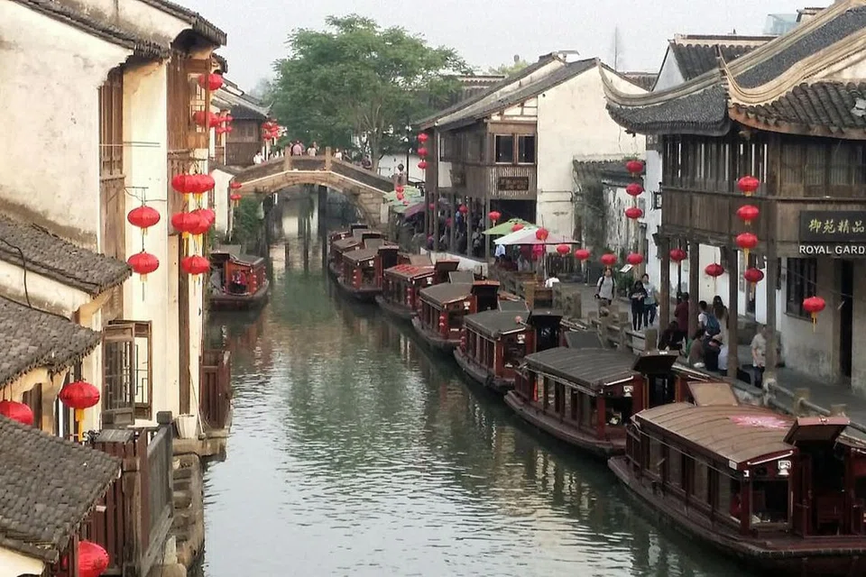 SIMPAN RAHSIA SEJARAH: Shantang Street di Suzhou, yang terletak bersebelahan sebatang terusan, menempatkan banyak kedai yang menjual karya seni dan restoran makanan setempat. Namun, di sebalik lorong dan terusan kota lama Suzhou ini, tersimpan satu rahsia: serpihan sejarah Islam yang panjang di China. - Foto fail