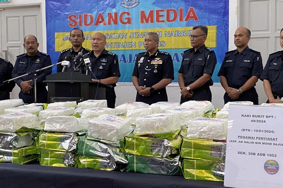 HASIL RAMPASAN: Polis merampas 528 kilogram dadah jenis methamphetamine bernilai RM19 juta yang ditemukan di dalam kawasan Hutan Simpan Persekutuan di Padang Besar pada 10 Januari, disifatkan sebagai rampasan dadah terbesar di Perlis setakat ini.