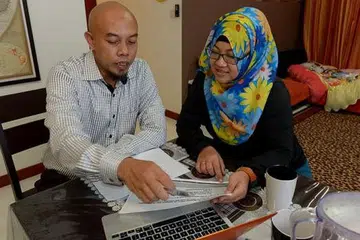LABUR DEMI SELESA APABILA BERSARA: Encik Zaid memberikan panduan kepada Cik Azlinah Ismail mengenai strategi melabur dengan bijak. - Foto TUKIMAN WARJI