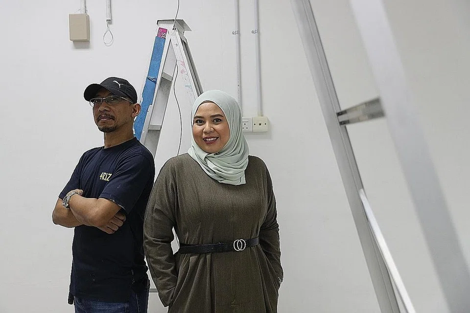 BATU LONCATAN: Ingin memberikan kehidupan yang lebih baik kepada anak-anak perempuan mereka, Cik Sarah dan suaminya, Encik Ahmad Bashir Eid, Pengurus Operasi 4Riz Services, telah menubuhkan syarikat 4Riz Services Pte Ltd pada 2013. - Foto BH oleh TIMOTHY DAVID