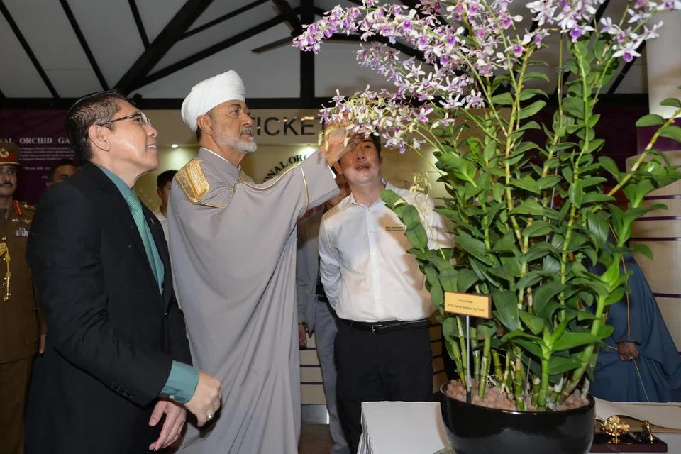 BERI PENGHORMATAN: Sultan Haitham Bin Tarik  diberi penghormatan dengan satu hibrid orkid baru, ‘Dendrobium H.M. Sultan Haitham bin Tarik’, dinamakan sempena namanya. Bersama beliau sewaktu lawatannya ke Taman Bunga pada 14 Disember adalah Menteri di Pejabat Perdana Menteri, Dr Mohamad Maliki Osman (kiri).