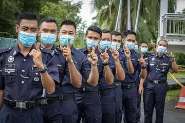 UNDI AWAL: Sebilangan anggota polis di Sabah telah membuang undi mereka di ibu pejabat polis Sabah di Kota Kinabalu semalam. - Foto THE STAR