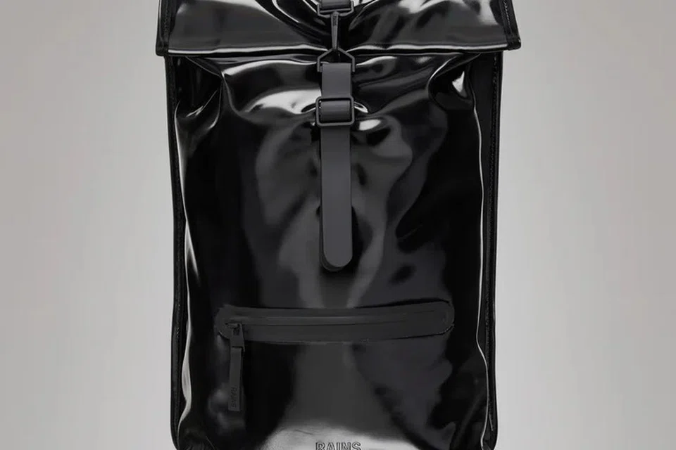 Beg sandang, ‘Ransel Rolltop’ daripada Rains ($175)  ini menampilkan reka bentuk minimalis dengan atasnya digulung untuk menutup rapat beg dan menghalang air daripada masuk. Diperbuat daripada bahan kalis air yang tahan lama, ia merupakan pilihan sesuai untuk cuaca musim hujan.