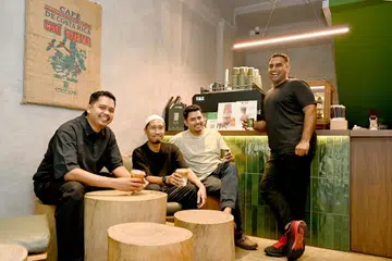 Pengasas bersama Bumi Brew (dari kiri) Encik Mohamad Ariff Mohamad Zin, Encik Muhammad Faiz Ithnin, Encik Muhamad Nazri Mohamad Zin dan Encik Muhammad Ameer Ali Akbar di kafe mereka di Bedok Reservoir Road, yang berkonsepkan hutan bandar.