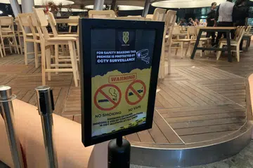 LARANGAN MEROKOK: Merokok di tempat awam termasuk tempat makan dilarang dan boleh dikenakan denda kepada mereka yang enggan patuh kepada peraturan itu.
