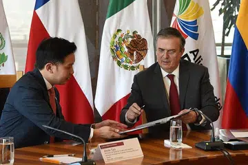 KUKUHKAN EKONOMI: Encik Alvin Tan (kiri) menandatangani persetujuan dengan Encik Marcelo Ebrard bagi memperkukuh ekonomi negara dengan Persekutuan Pasifik. - Foto MARCELO EBRARD/FACEBOOK
