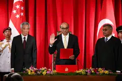 ANGKAT SUMPAH: Presiden Tharman Shanmugaratnam mengangkat sumpah sebagai Presiden kesembilan Singapura di Istana pada Khamis dengan disaksikan Perdana Menteri, Encik Lee Hsien Loong (kiri), dan Ketua Hakim, Encik Sundaresh Menon.