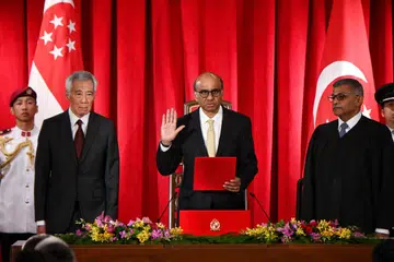 ANGKAT SUMPAH: Presiden Tharman Shanmugaratnam mengangkat sumpah sebagai Presiden kesembilan Singapura di Istana pada Khamis dengan disaksikan Perdana Menteri, Encik Lee Hsien Loong (kiri), dan Ketua Hakim, Encik Sundaresh Menon.