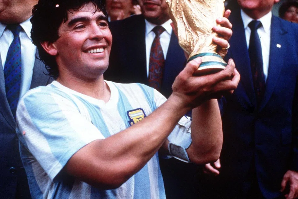 BINTANG BOLA SEPAK: Diego Maradona merupakan ikon bola sepak yang disanjungi ramai dan beliau berjaya membantu Argentina menjuarai Piala Dunia pada 1986.