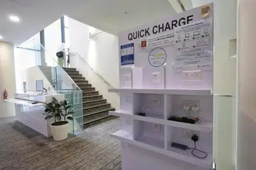 Kaunter pengecasan pantas untuk peranti mudah alih di Perpustakaan Awam Bishan. NLB berkata peranti yang rosak serta penggunaan penyambung berbilang soket telah menyebabkan beban elektrik berlebihan di beberapa tempat.