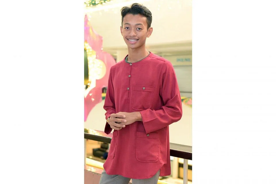 'SIMPLE' DAN MENARIK: Inilah antara jubah dan kurta berlengan panjang dan pendek yang menjadi pilihan popular ramai lelaki yang digayakan penulis. Ia memang amat sesuai dan selesa dipakai. - Foto BH oleh LIM SIN THAI