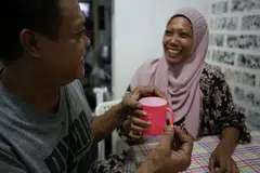 KINI MAMPU BERDIKARI: Encik Imran Tukijoe (kiri) sekeluarga meraih manfaat setelah menghadiri pelbagai kursus peningkatan di bawah Skim Pengupayaan Bersepadu (EPS)