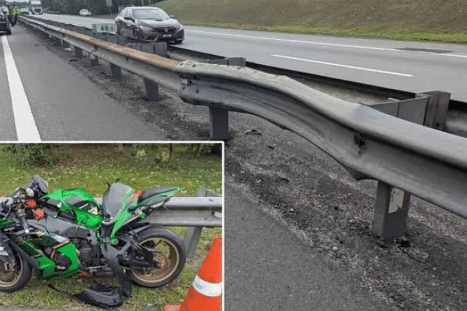 Seorang wanita warga Singapura mati di tempat kemalangan setelah mengalami cedera parah di lebuh raya Johor Bahru apabila motosikal yang diboncengnya terbabas. 