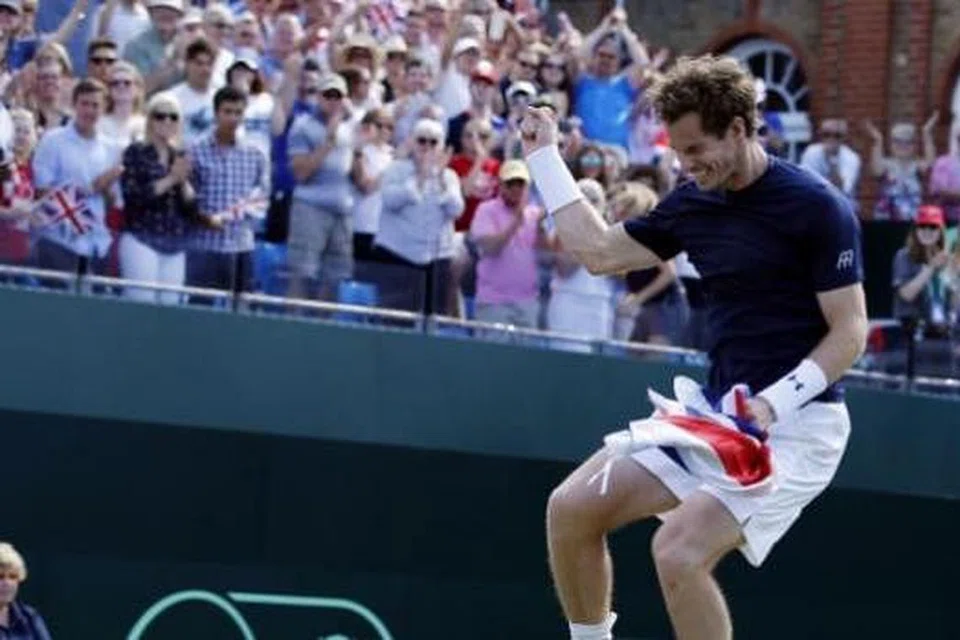 RAIKAN KEMENANGAN: Andy Murray dari Britain melompat gembira selepas menewaskan Gilles Simon dari Perancis dalam pertemuan suku akhir Piala Davis, kelmarin. - Foto AFP