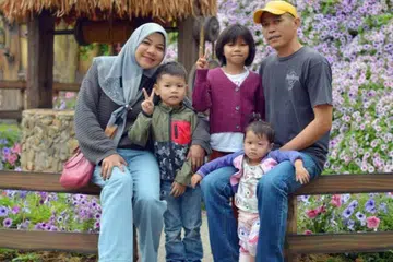 Allahyarham Aszura Bani, 37 tahun (kiri sekali) bersama tiga anaknya, Hafif Muhayat Azam, 4 tahun; Hanna Mikayla Azam dan Hanum Marissa Azam, ditemui lemas dalam tragedi kepala air pada 7 Disember di Sungai Kenjur dekat Kampung Poh di Bidor, Tapah, Perak. 