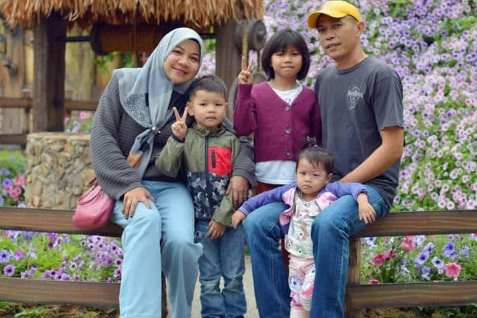 Allahyarham Aszura Bani, 37 tahun (kiri sekali) bersama tiga anaknya, Hafif Muhayat Azam, 4 tahun; Hanna Mikayla Azam dan Hanum Marissa Azam, ditemui lemas dalam tragedi kepala air pada 7 Disember di Sungai Kenjur dekat Kampung Poh di Bidor, Tapah, Perak. 