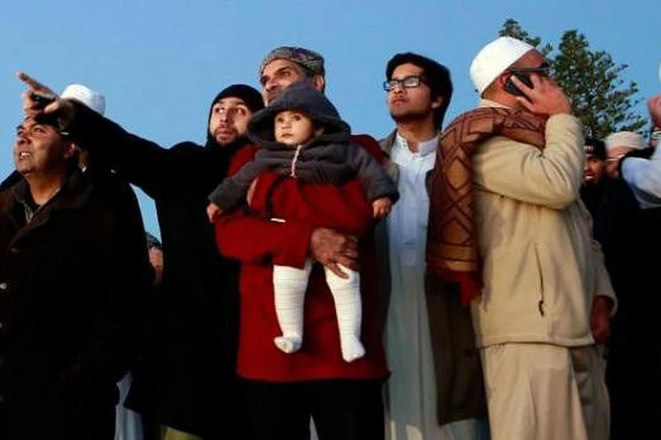 MENCARI ANAK BULAN: Jawatankuasa melihat anak bulan Pakistan menggunakan teleskop di Karachi sementara Muslim di Cape Town, Afrika Selatan (gambar atas), menggunakan mata kasar untuk cuba melihat anak bulan Sabtu lepas bagi menandakan permulaan Ramadan di negara masing-masing. - Foto-foto AFP dan REUTERS.