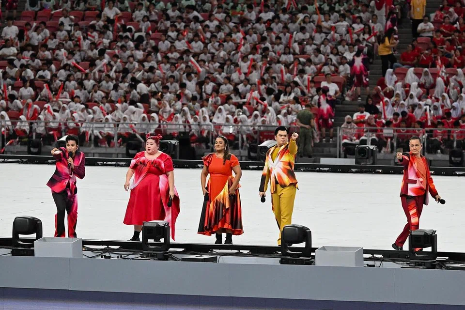 Personaliti tempatan, Hafidz Rahman (dua dari kanan), antara lima pengacara yang berganding bahu menghangatkan suasana dan menghiburkan 42,000 penonton di Stadium Negara serta penonton menerusi kaca televisyen pada 9 Ogos. Bersama beliau ialah (dari kiri) Joakim Gomez, Xixi Lim, Udaya Soundari dan Gurmit Singh.