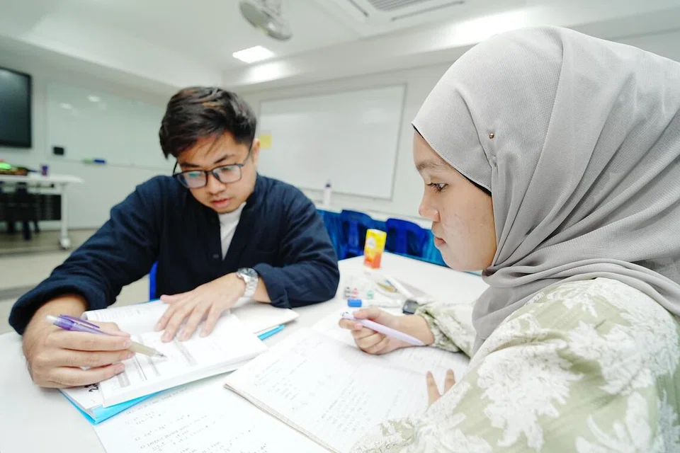 Encik Ashsufi Hussin, 24 tahun, pengasas BightGuides bersama Nur Dinny Muhd Irfan, 16 tahun, pelajar di bawah program tersebut.