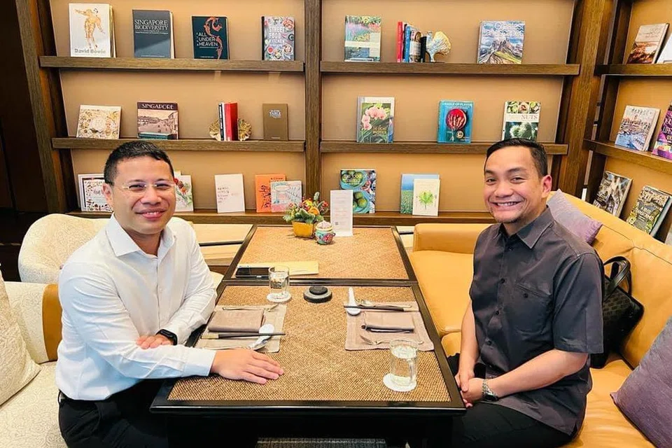 KERJASAMA ERAT: Menteri Besar Johor, Datuk Onn Hafiz Ghazi (kanan) bertemu Menteri Pembangunan Singapura, Encik Desmond Lee di Singapura pada 11 Disember bagi membincangkan kerjasama Johor dengan Singapura.