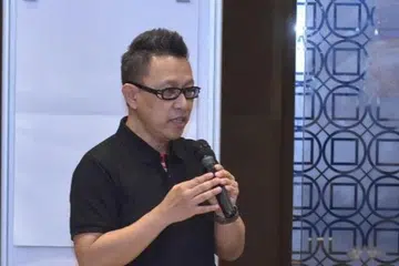 TINGKATKAN KEMAHIRAN: Encik Mohamed Said Kemat banyak mengendalikan program mentor dan sesi perkongsian bersama fasilitator baru bagi membuka peluang kepada mereka untuk
mengukuhkan industri pendidikan dalam KMM.