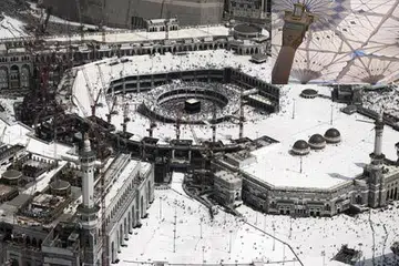 BAKAL BERTEDUH: Jemaah haji dan umrah bakal terlindung daripada terik matahari semasa melaksanakan ibadah apabila payung raksasa, mirip yang ada di perkarangan Masjid Nabawi di Madinah (gambar sisipan), dipasang nanti. - Foto-foto AFP, ARAB NEWS