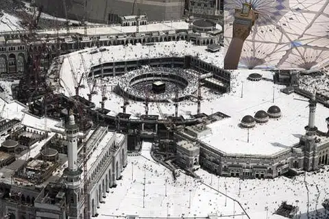 BAKAL BERTEDUH: Jemaah haji dan umrah bakal terlindung daripada terik matahari semasa melaksanakan ibadah apabila payung raksasa, mirip yang ada di perkarangan Masjid Nabawi di Madinah (gambar sisipan), dipasang nanti. - Foto-foto AFP, ARAB NEWS