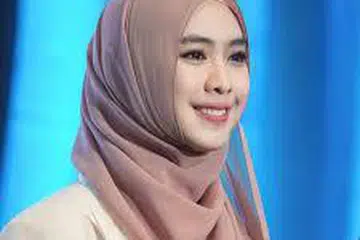 Oki Setiana Dewi, pendakwah dan pelakon Indonesia.