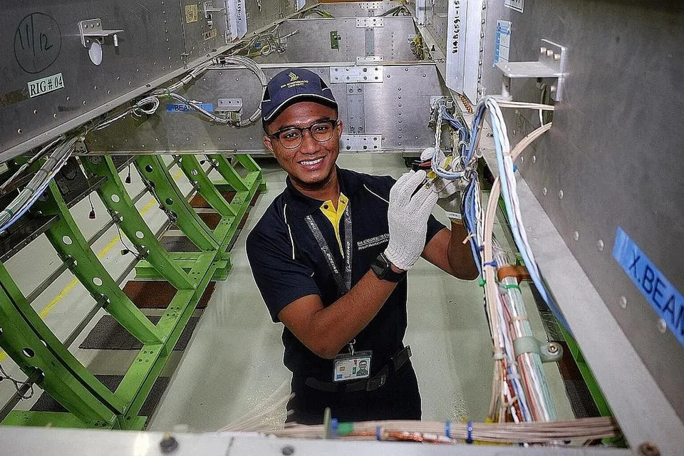CEBURI BIDANG KEJURUTERAAN PESAWAT: Encik Dhanie antara sekumpulan pelajar pertama yang lulus program ijazah sarjana muda dalam bidang kejuruteraan sistem pesawat di Institut Teknologi Singapura (SIT) baru-baru ini.