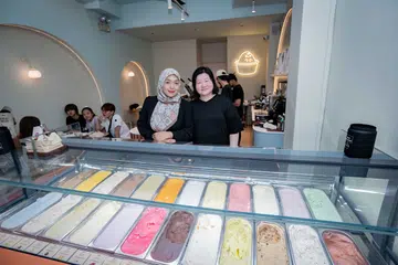 Pemilik Momolato, Cik Sharon Tay (kanan) dan Duta ‘Gelato’ Momolato, Cik Hani Husni, di cawangan kedua kafe Momolato di North Bridge Road. 