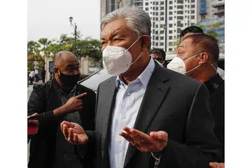PEMBEBASAN: Mahkamah Tinggi Malaysia membebaskan Datuk Seri Ahmad Zahid Hamidi (depan) daripada 40 pertuduhan rasuah sebulan selepas Encik Najib dipenjara. - Foto EPA-EFE