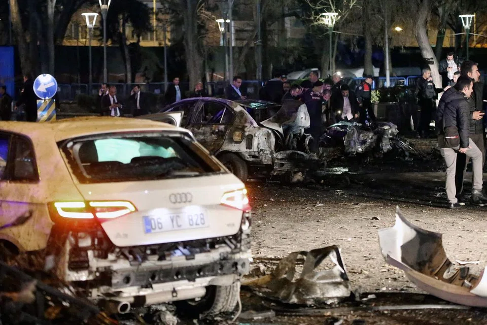 KESAN LETUPAN: Beginilah keadaan kereta yang rosak teruk akibat kejadian letupan di Ankara. -- Foto AFP