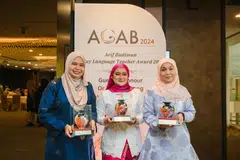(Dari kiri) Cik Siti Aishah Mohamed Kamsani, Cik Faridah Mohamed Ali, dan Cik Hafizah Yahya menerima Anugerah Guru Arif Budiman (Agab) 2024.