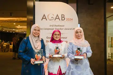(Dari kiri) Cik Siti Aishah Mohamed Kamsani, Cik Faridah Mohamed Ali, dan Cik Hafizah Yahya menerima Anugerah Guru Arif Budiman (Agab) 2024.