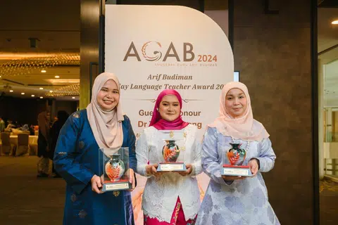 (Dari kiri) Cik Siti Aishah Mohamed Kamsani, Cik Faridah Mohamed Ali, dan Cik Hafizah Yahya menerima Anugerah Guru Arif Budiman (Agab) 2024.