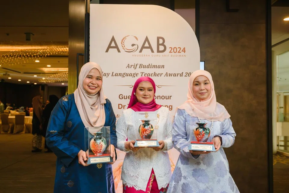 (Dari kiri) Cik Siti Aishah Mohamed Kamsani, Cik Faridah Mohamed Ali, dan Cik Hafizah Yahya menerima Anugerah Guru Arif Budiman (Agab) 2024.