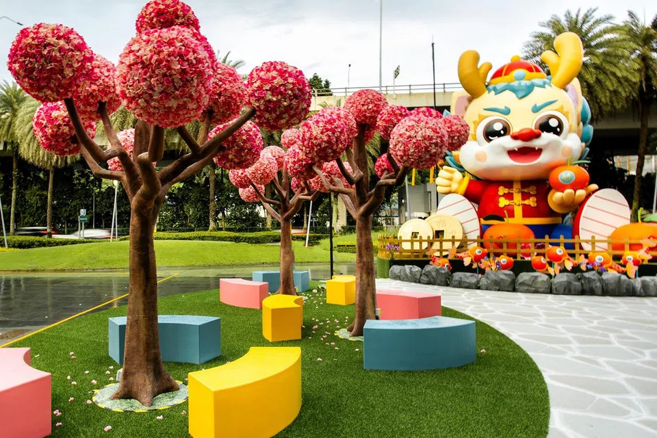 Keluarga juga boleh bergambar di plaza luar VivoCity yang dihiasi dengan pokok-pokok bunga sakura dan naga setinggi 6 meter sebelum mereka membeli barangan Tahun Baru Cina di VivoCity.