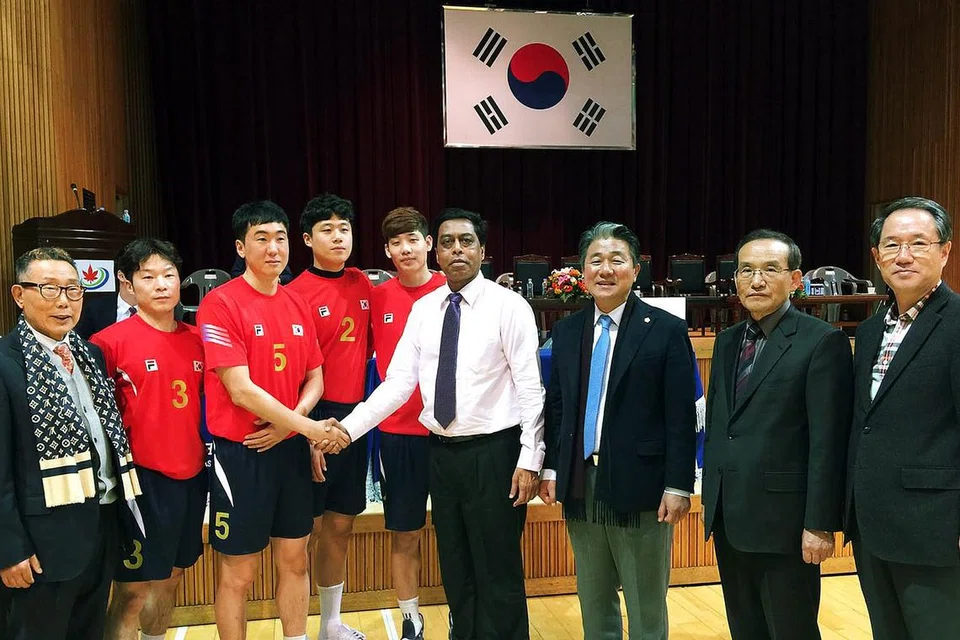 TAHNIAH!: Regu juara Korea mendapat ucapan tahniah daripada Abdul Halim Kader (empat dari kanan) yang merupakan juga presiden Persekutuan Sepak Takraw Asia (Astaf) serta beberapa tokoh setempat termasuk timbalan mayor Jeongeup-si, Yang Shum Mu (paling kanan). - Foto ASTAF