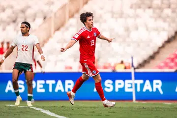 Pemain tengah Singa, Harhys Stewart (jersi merah) menjaringkan gol kemenangan dalam perlawanan Singapura menentang Bangladesh dalam aksi Piala Asean Fifa di Stadium Gelora Bung Karno pada 28 September. Perlawanan tersebut berakhir 1-0 memihak Singapura.