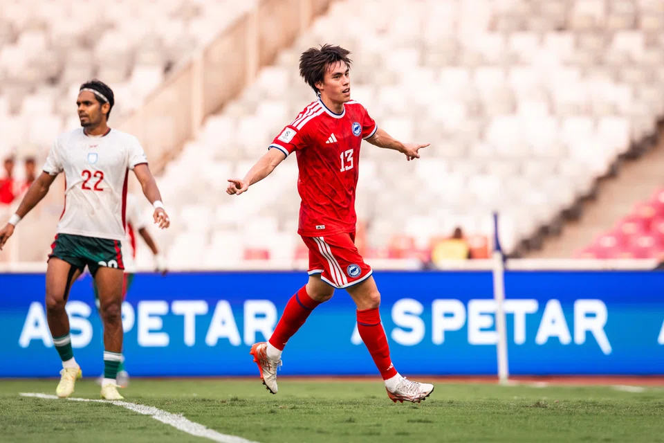 Pemain tengah Singa, Harhys Stewart (kanan), menjaringkan gol kemenangan dalam perlawanan Singapura menentang Bangladesh dalam aksi Piala Asean Fifa di Stadium Gelora Bung Karno pada 28 September. Perlawanan tersebut berakhir 1-0 memihak kepada Singapura.