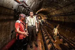 KERJA PENYENGGARAAN: (Gambar atas) Penolong Setiausaha Agung NTUC, Encik Melvin Yong memantau kerja-kerja penyenggaraan yang dijalankan oleh pekerja MRT. - Foto WWW.LABOURBEAT.ORG