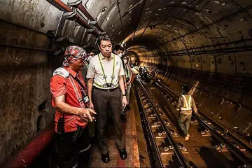 KERJA PENYENGGARAAN: (Gambar atas) Penolong Setiausaha Agung NTUC, Encik Melvin Yong memantau kerja-kerja penyenggaraan yang dijalankan oleh pekerja MRT. - Foto WWW.LABOURBEAT.ORG