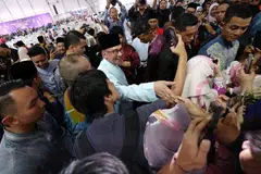 Perdana Menteri Malaysia, Datuk Seri Anwar Ibrahim, bersalaman dengan orang ramai ketika menghadiri, ‘Majlis Sambutan Aidilfitri Madani 2024 bersama Perdana Menteri’, peringkat negeri Johor di Padang Begonia, Angsana Johor Bahru Mall pada 18 April.