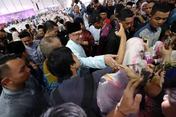 Perdana Menteri Malaysia, Datuk Seri Anwar Ibrahim, bersalaman dengan orang ramai ketika menghadiri, ‘Majlis Sambutan Aidilfitri Madani 2024 bersama Perdana Menteri’, peringkat negeri Johor di Padang Begonia, Angsana Johor Bahru Mall pada 18 April.