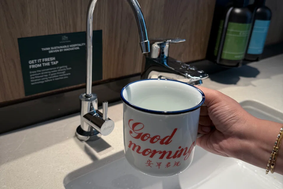 Kemudahan paip air minuman yang ditapis yang disediakan terus di dalam bilik, dan cawan serta jag juga disediakan untuk mengamalkan amalan kemampanan.
