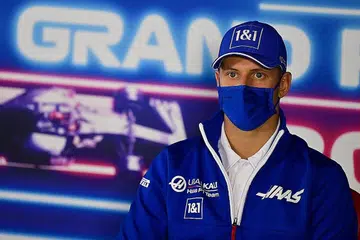 TERBAIK: Pemandu pasukan F1, Mick Schumacher (atas) berkata bapanya, Michael Schumacher adalah antara pemandu terbaik dalam sukan itu, tidak kira apa pencapaian Lewis Hamilton sekalipun. - Foto AFP, fail