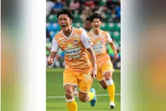 MAHU MENANG: Pemain Albirex, Tadanari Lee (depan), meraikan gol semasa menentang Lion City Sailors dalam Perisai Masyarakat bulan lalu. - Foto fail