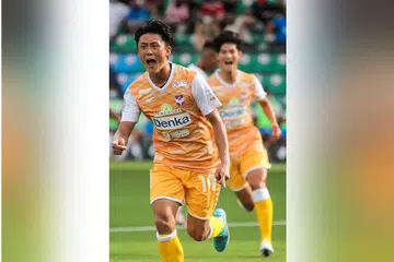 MAHU MENANG: Pemain Albirex, Tadanari Lee (depan), meraikan gol semasa menentang Lion City Sailors dalam Perisai Masyarakat bulan lalu. - Foto fail