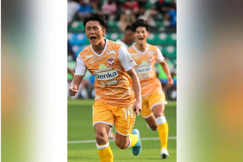 MAHU MENANG: Pemain Albirex, Tadanari Lee (depan), meraikan gol semasa menentang Lion City Sailors dalam Perisai Masyarakat bulan lalu. - Foto fail